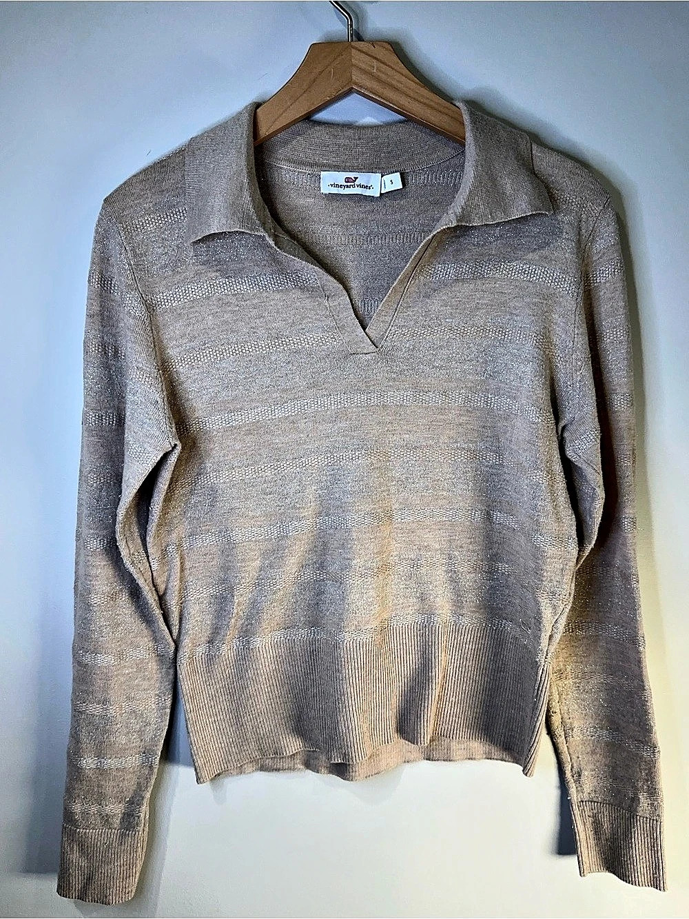 Vineyard Vines Striped V-Neck Sweater in Metallic Beige Size Small